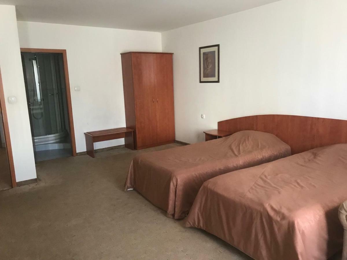 Family Hotel Odessa Sevlievo Exteriör bild